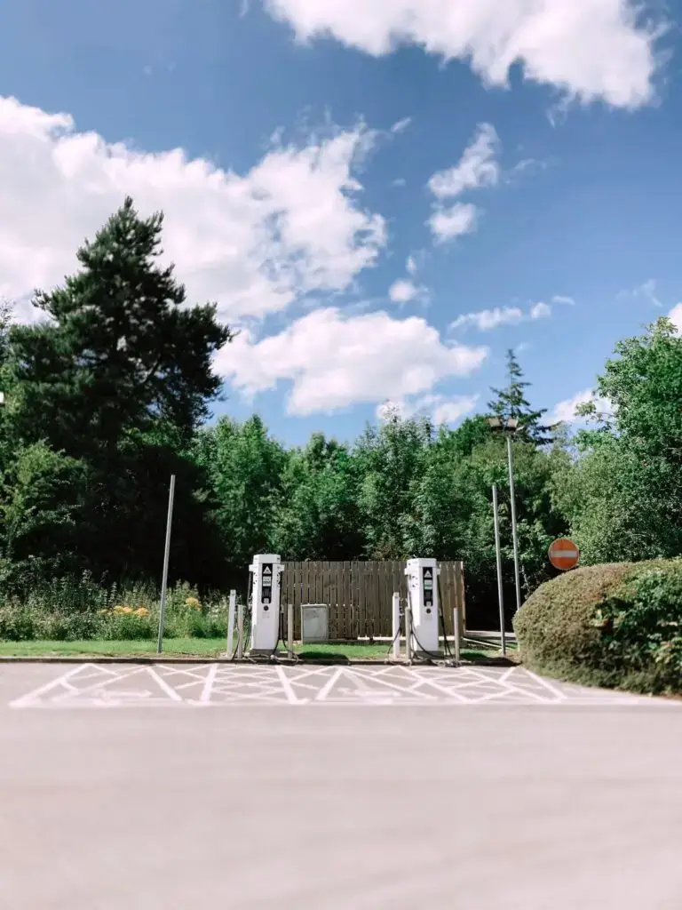 Borne de recharge pour véhicule électrique dans un stationnement extérieur