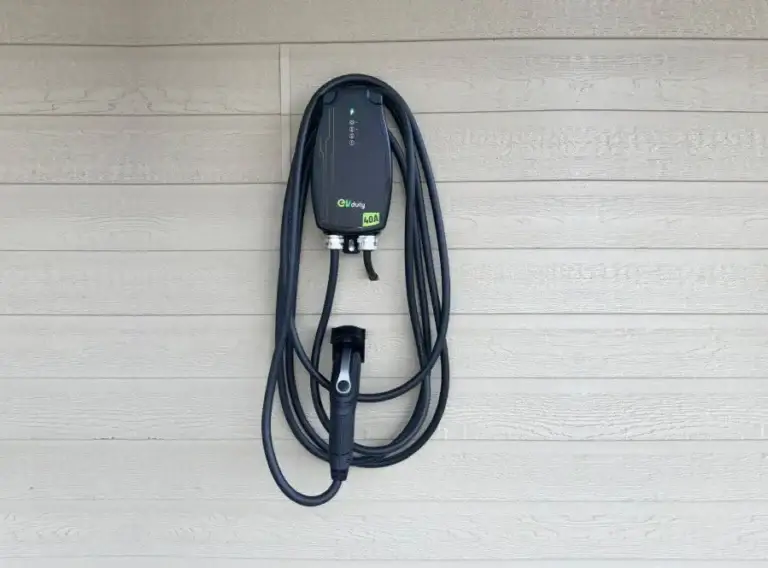 Borne de recharge pour véhicules électriques fixée au mur extérieur du Motel Marie-Dan