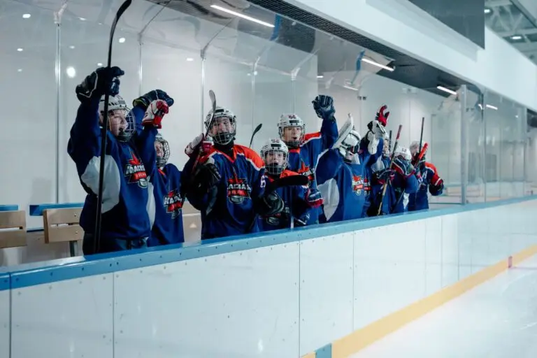 Jeunes joueurs de hockey réunis au bord de la patinoire