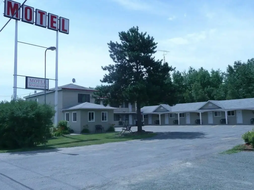 Façade du Motel Marie-Dan et son enseigne, vues du stationnement, à Sainte-Eulalie