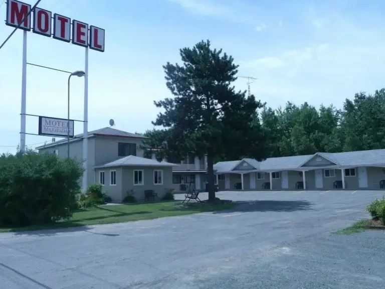 Façade du Motel Marie-Dan et son enseigne, vues du stationnement, à Sainte-Eulalie