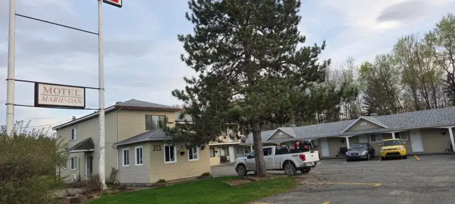 Vue d’ensemble du Motel Marie-Dan et de son stationnement depuis la rue des Bouleaux